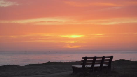 Un-Banco-Durante-Una-Hermosa-Puesta-De-Sol,-Bahía-De-Media-Luna