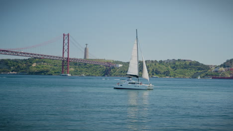 25.-April-Brücke-In-Belem-Lissabon-Segelboot-Vorbeifahrende-Totale