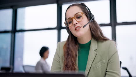 consultoría, videollamada y mujer en computadora portátil de oficina