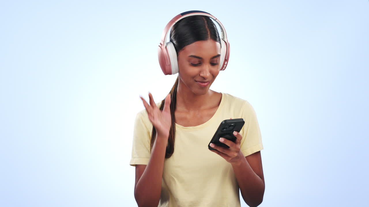 mujer feliz, auriculares y teléfono bailando a