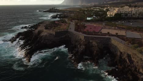 Cancha-De-Baloncesto-En-La-Costa,-Con-Vistas-A-Los-Acantilados-De-Los-Gigantes,-En-Alcalá,-Tenerife