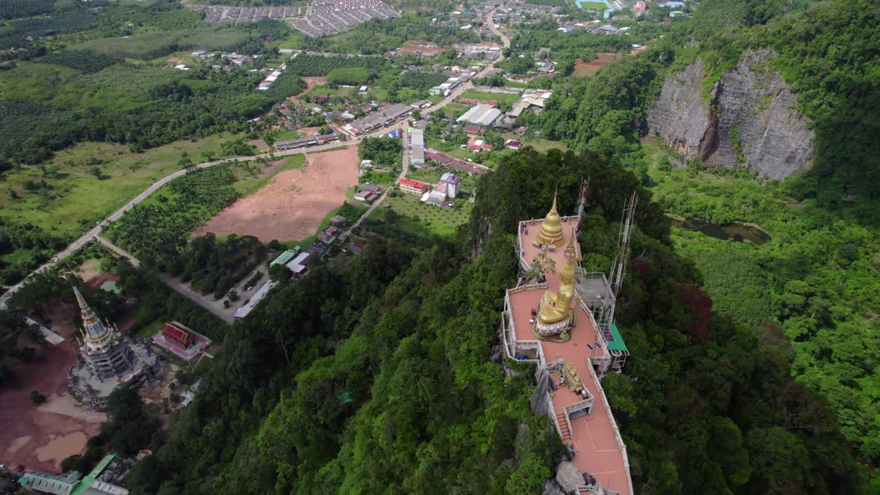 Drone quét qua Tiger Cave Temple thể hiện vị trí của nó dọc theo một sống núi hẹp, với tầm nhìn rộng lớn ra thung lũng và môi trường xung quanh.