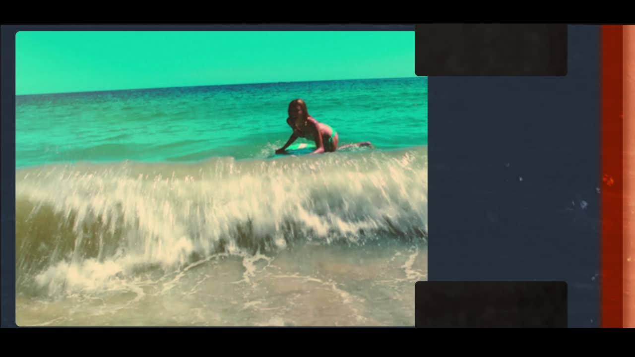 Mladá žena skimboarduje a hraje si v tyrkysových oceánských vlnách