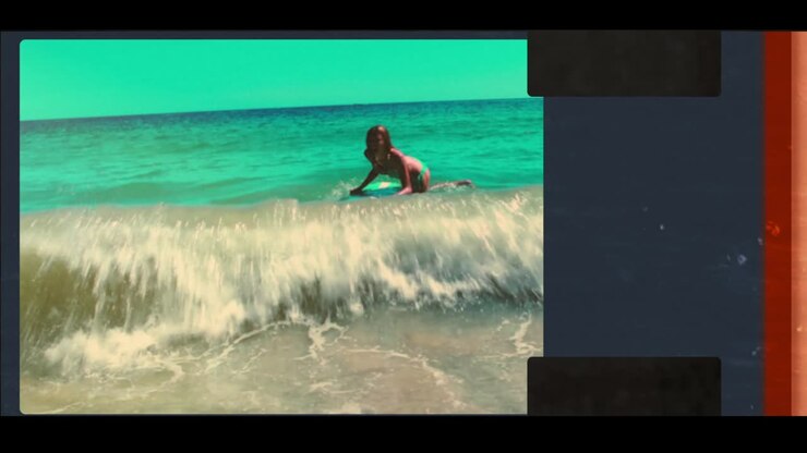 Mladá žena skimboarduje a hraje si v tyrkysových oceánských vlnách