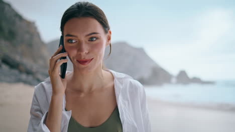 Retrato-Mujer-Llamando-A-Caminar-A-Orillas-Del-Mar.-Chica-Hablando-Por-Teléfono-En-La-Playa-Verticalmente