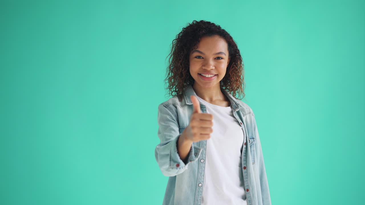 mujer dando un pulgar hacia arriba