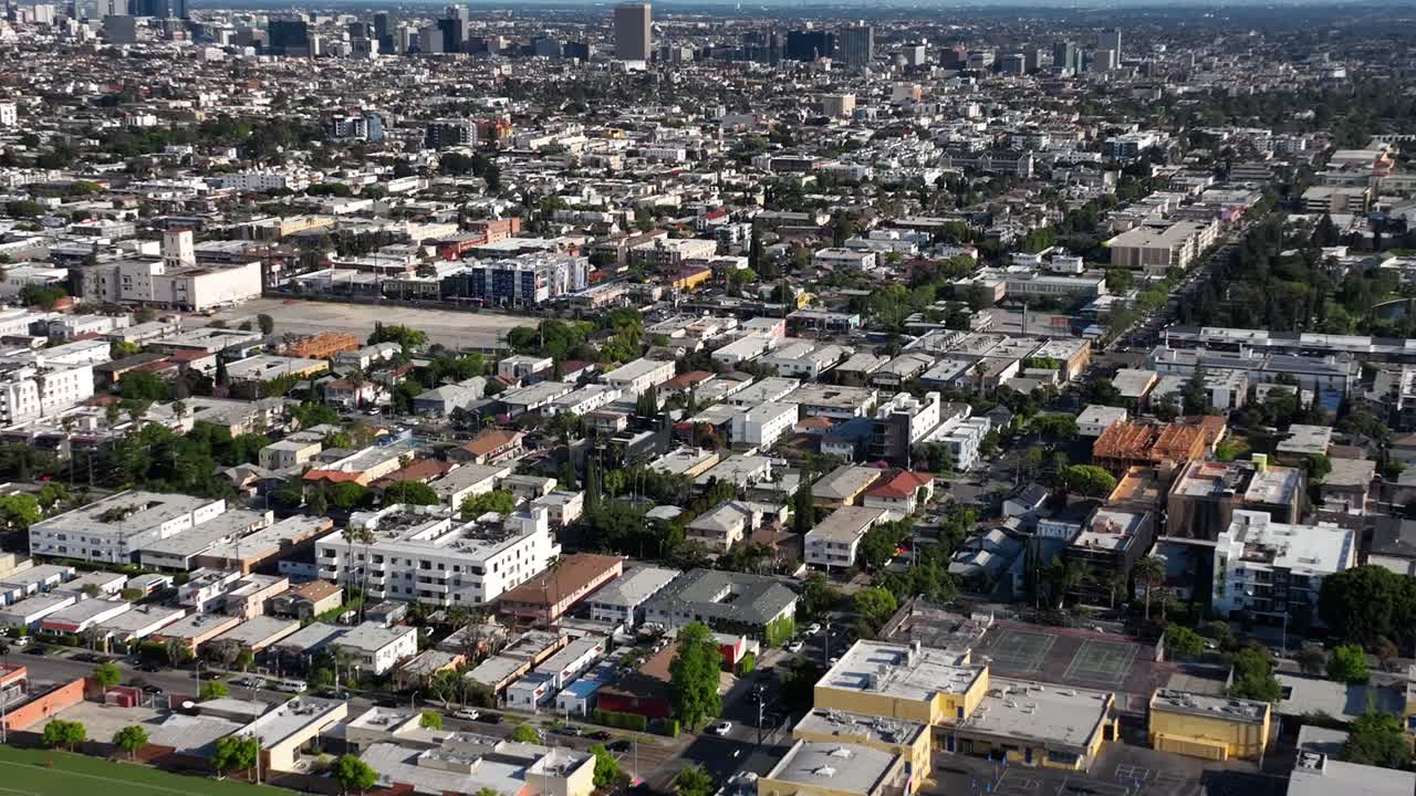 vista aérea del barrio de hollywood de los ángeles, ca ee.uu., edificios y calles en un día soleado, disparo de dron