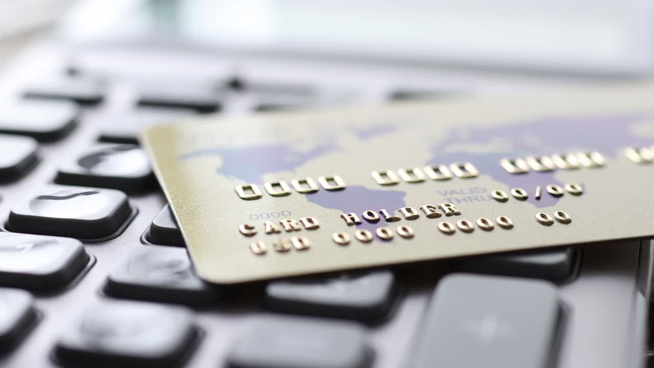 Carta di credito bancaria appoggiata su una calcolatrice, video 4K