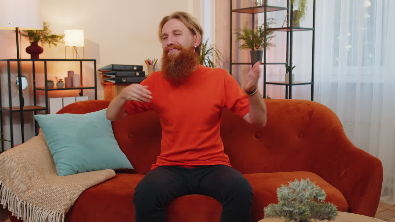 행복한 부자는 돈을  ⁇ 비하거나 던지는 것을 보여줍니다. 손짓, 수익, 복권, 공유