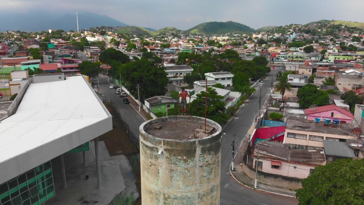 Brezilya'da bir kulede akrobatik hareketler yapan bir serbest koşucunun drone videosu