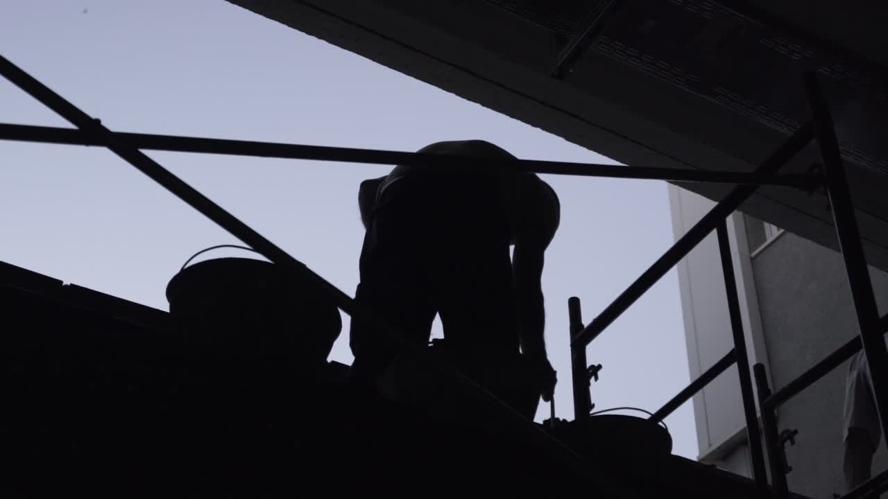 Silhouette di operaio edile con cazzuola per cemento
