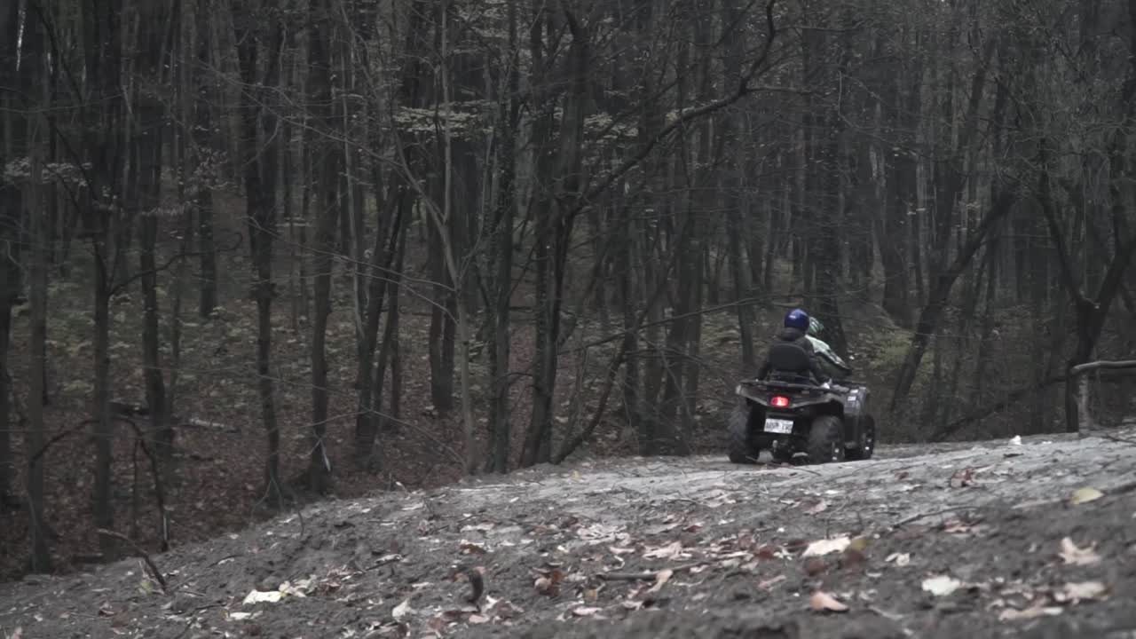 여자 친구와 남자는 안개 낀 숲길에서 쿼드를 타고