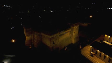 Vista-Nocturna-Del-Castillo-De-Soncino-En-El-Norte-De-Italia---Toma-Aérea-De-Drones