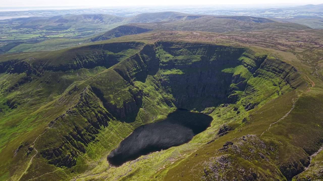 Kaunis dronelento Coumshingaun-järven vaelluskohteen yli, Waterfordin kreivikunta, Irlanti.