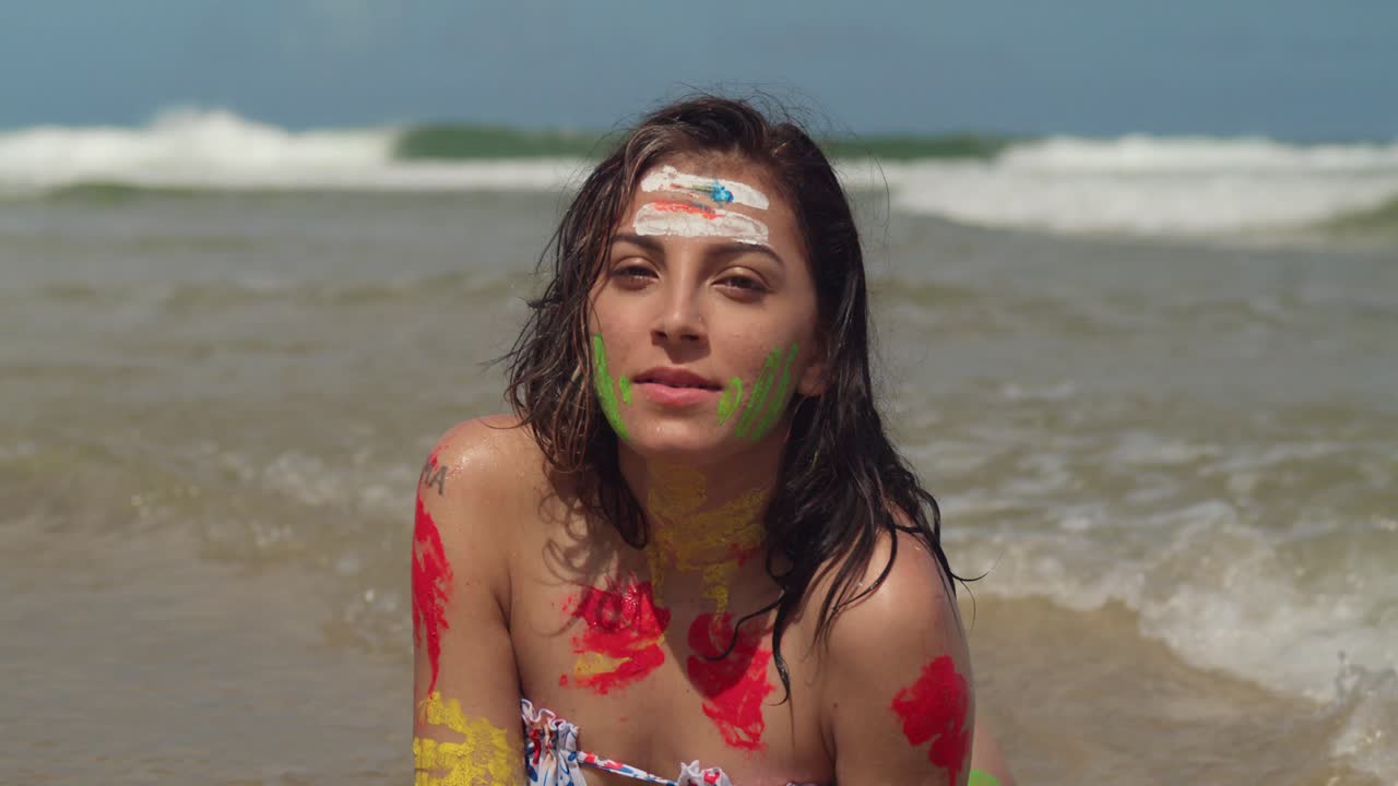 en un soleado día del caribe, una joven vestida con bikini con pintura corporal artística encarnaba el espíritu del vibrante facial de playa de cerca.