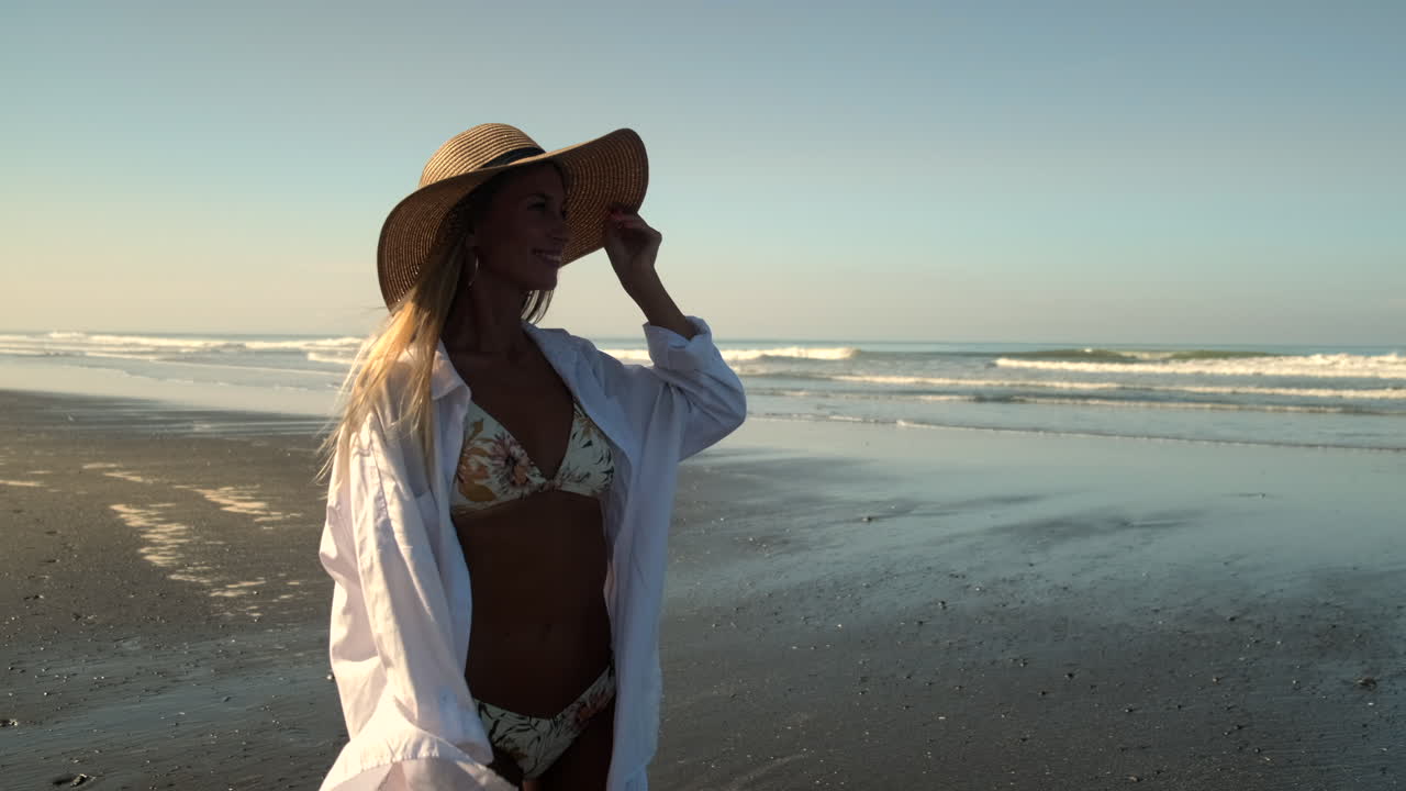 женщина на пляже на восходе и заходе солнца