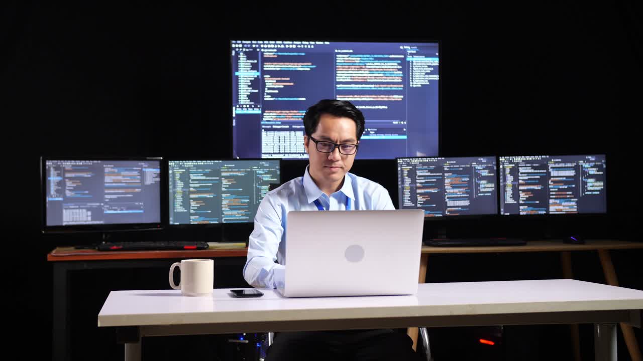 programador trabajando hasta tarde en la noche