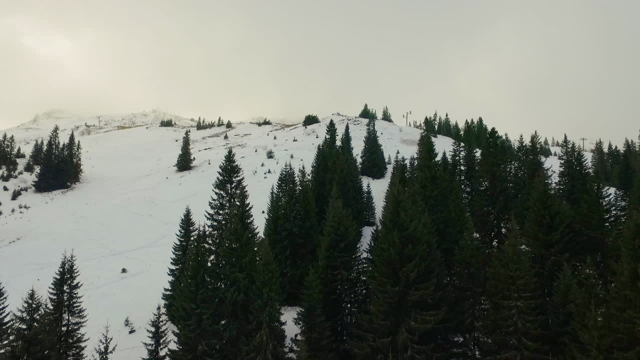 vista aérea del deporte turístico, zona de esquí y complejo recreativo en la montaña jahorina, bosnia y herzegovina