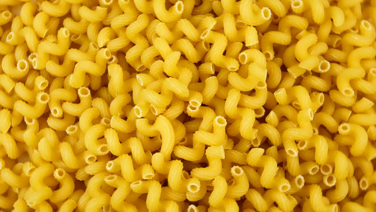 mucha pasta seca como espirales, girar el círculo. cocina popular italiana y europea. fondo de la comida.