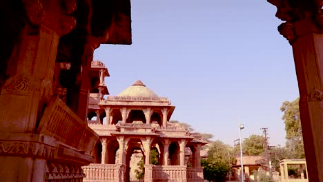 Arquitectura-Del-Antiguo-Templo-Hindú-De-Piedra-Roja-Desde-Un-ángulo-único-En-El-Día