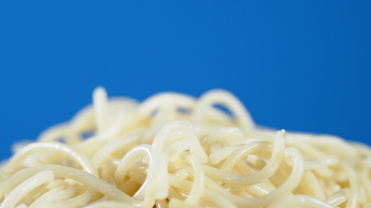 Un mucchio di spaghetti bolliti ruota lentamente
