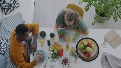 couple enjoying a healthy breakfast