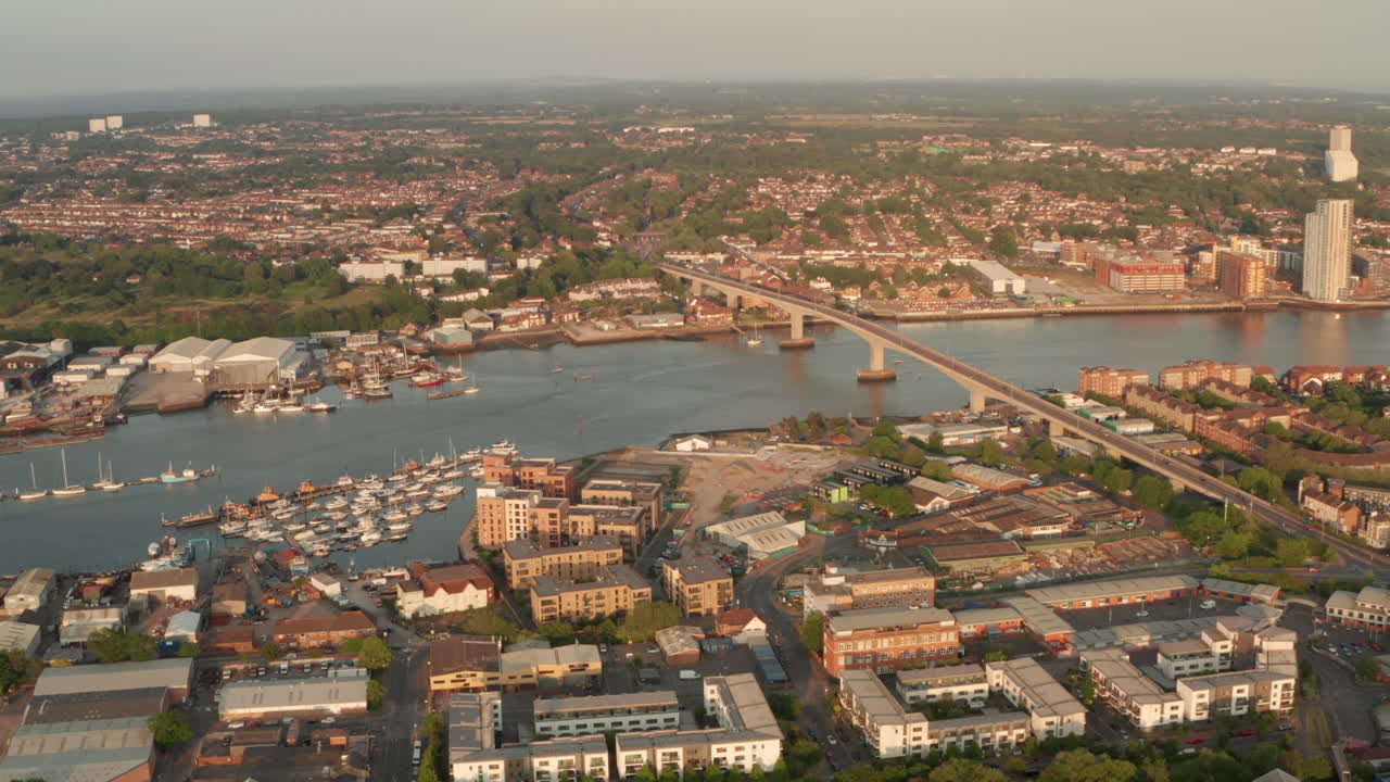 воздушный слайдер выстрелил над мостом итчен-толл саутгемптон