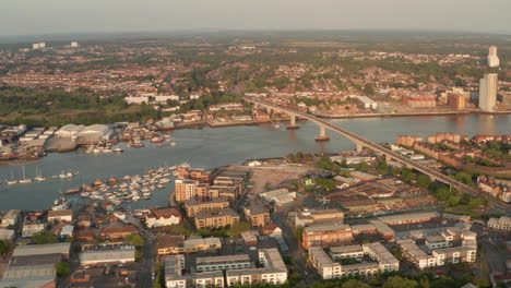 deslizador aéreo disparado sobre el puente de peaje de itchen southampton