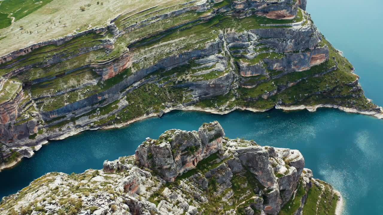 вид с воздуха на каньон на реке евфрат, огромные отвесные скалы