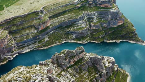 Vista-Aérea-Del-Cañón-En-El-Río-Eufrates,-Enormes-Acantilados-Escarpados