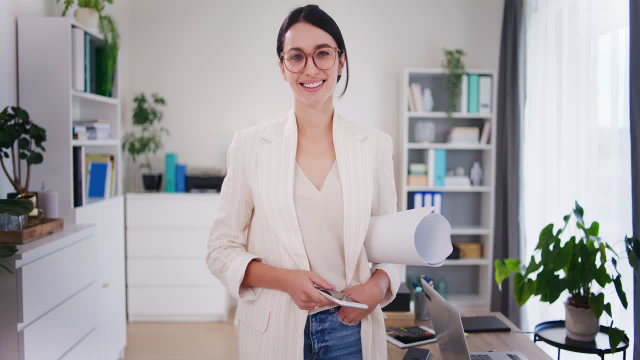 Retrato de empresaria elegante y feliz
