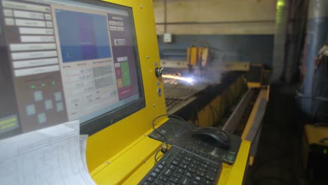 máquina de corte por plasma en funcionamiento