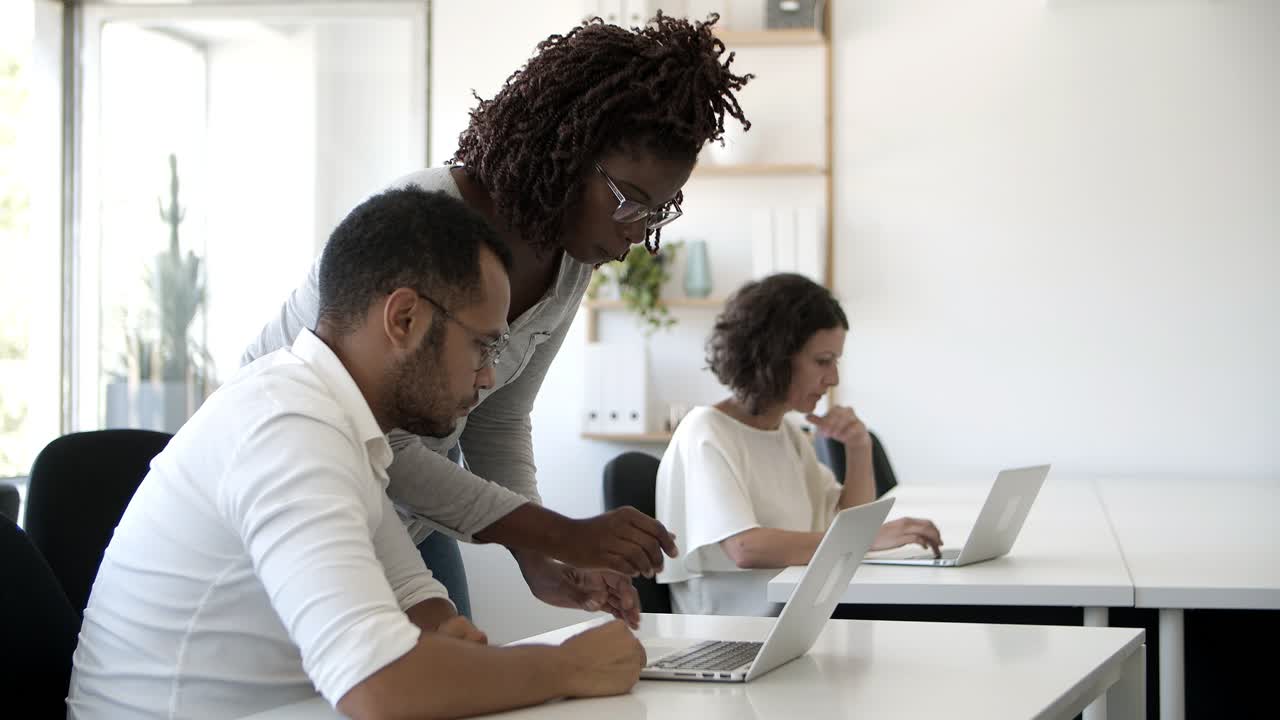 Dipendenti concentrati che lavorano con dispositivi moderni