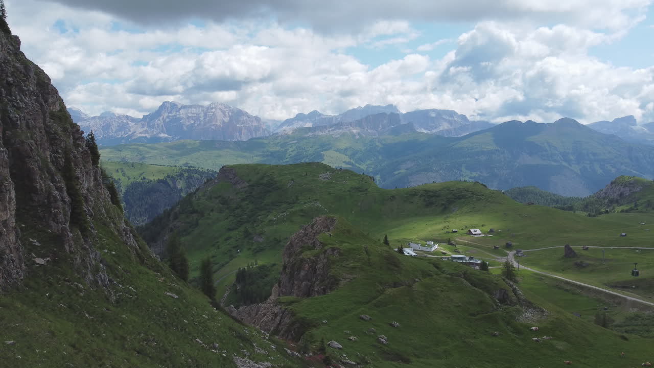 Volo verso il Col Di Lana nelle Dolomiti italiane
