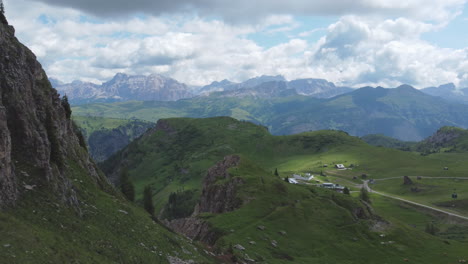 volando hacia col di lana en los dolomitas italianos