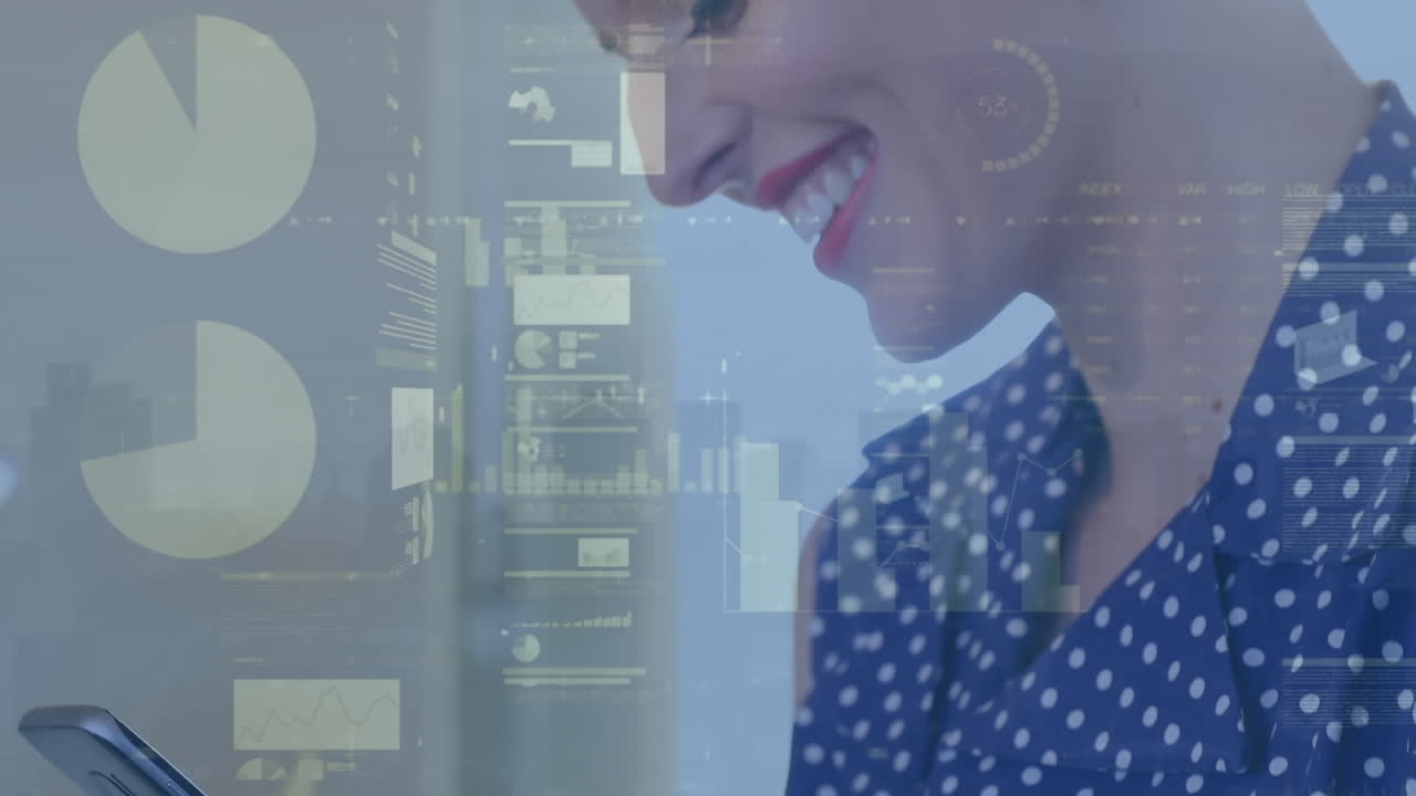 animación del procesamiento de datos financieros sobre mujeres que usan teléfonos inteligentes