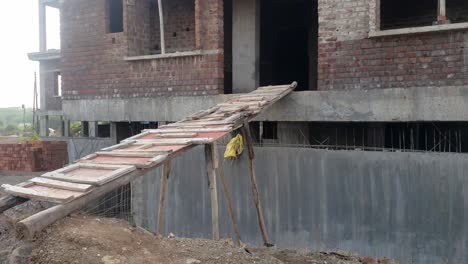 estructura incompleta de una nueva casa que se está construyendo en la india