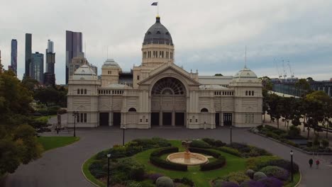 Drone-Volando-Sobre-El-Edificio-Real-De-Exposiciones-De-Melbourne---Tranquilo-Durante-El-Brote-De-Coronavirus-covid-19-En-Victoria,-Australia