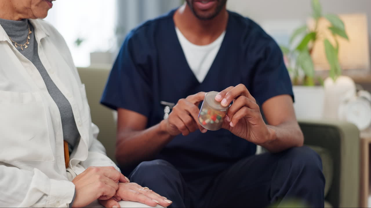 enfermera explicando la medicación a un paciente anciano