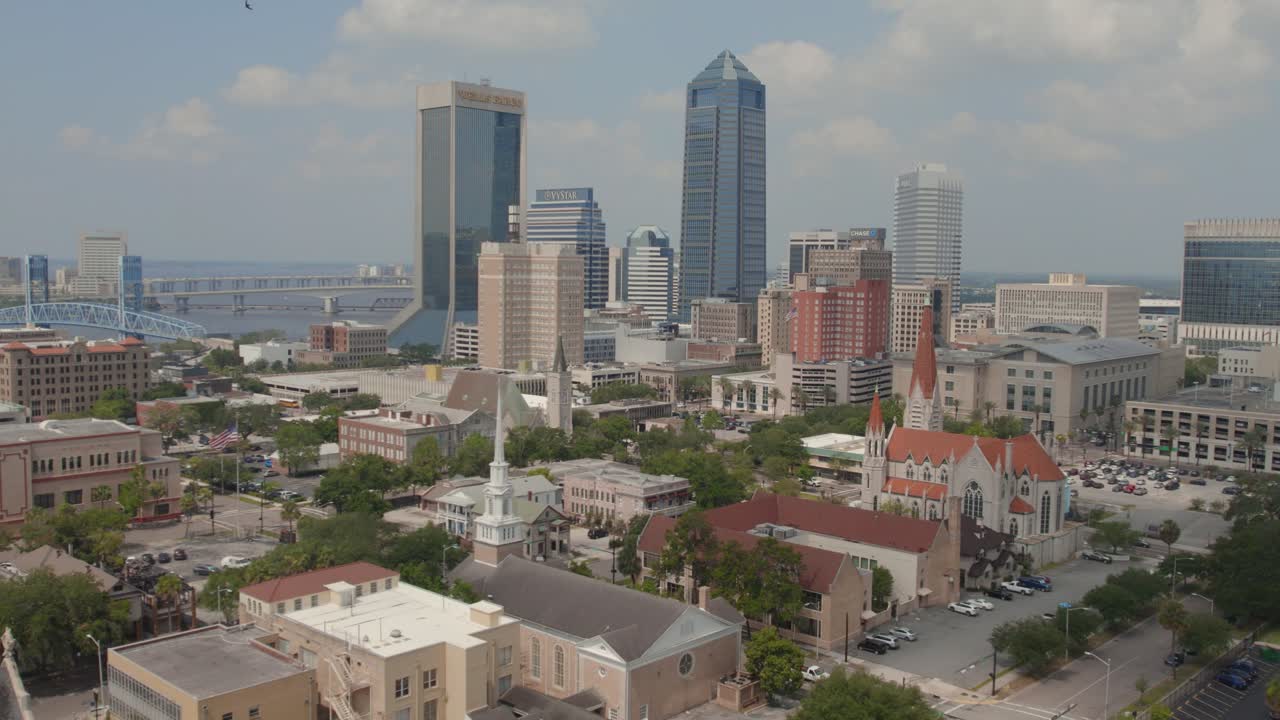 부분적으로 구름이 많은 날에 잭슨빌 시내의 스카이라인의 공중 판