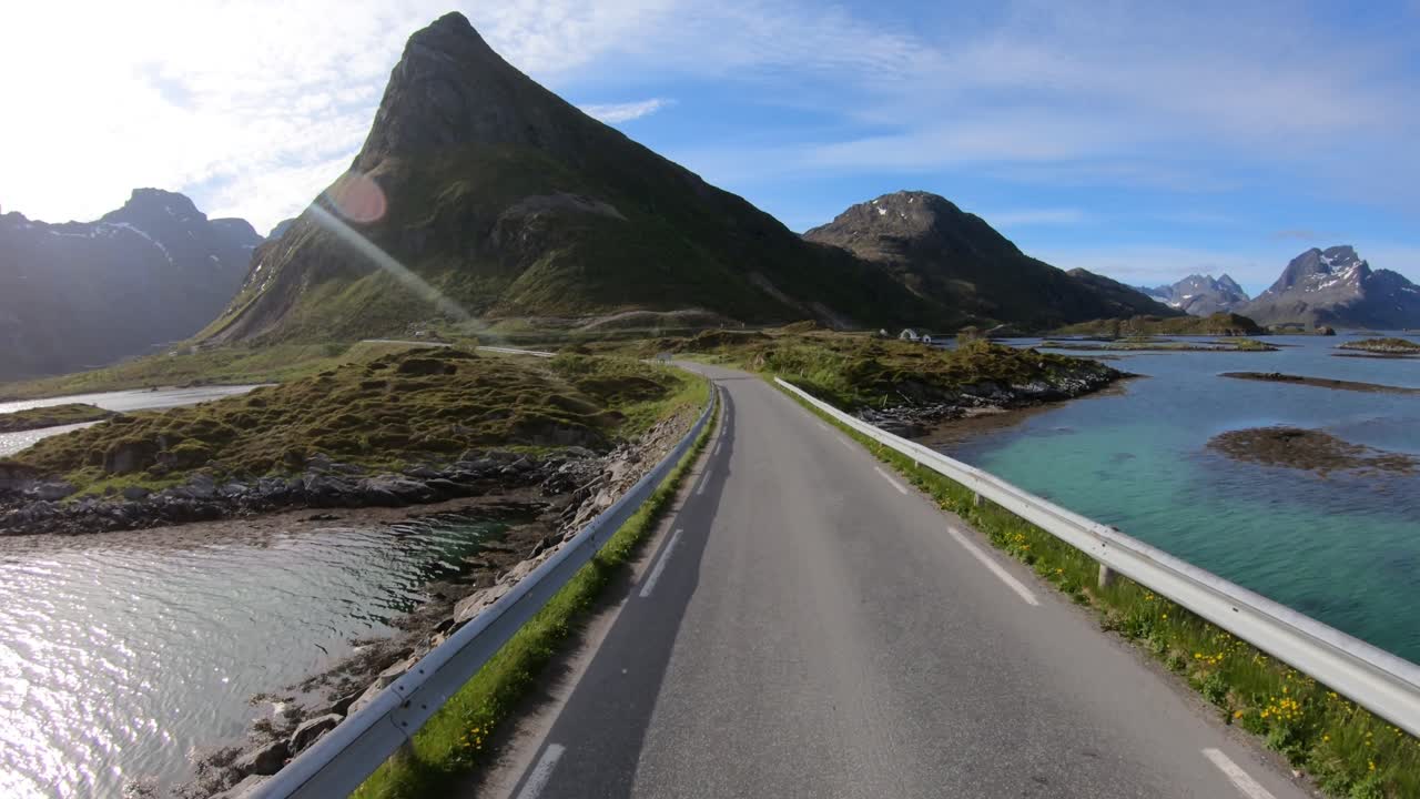 노르웨이 로포텐의 도로에서 자동차를 운전하고 있습니다. 프레드반 브리지 로포텐 섬