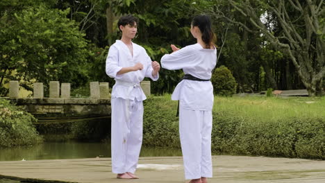 pareja joven antes de la pelea al aire libre