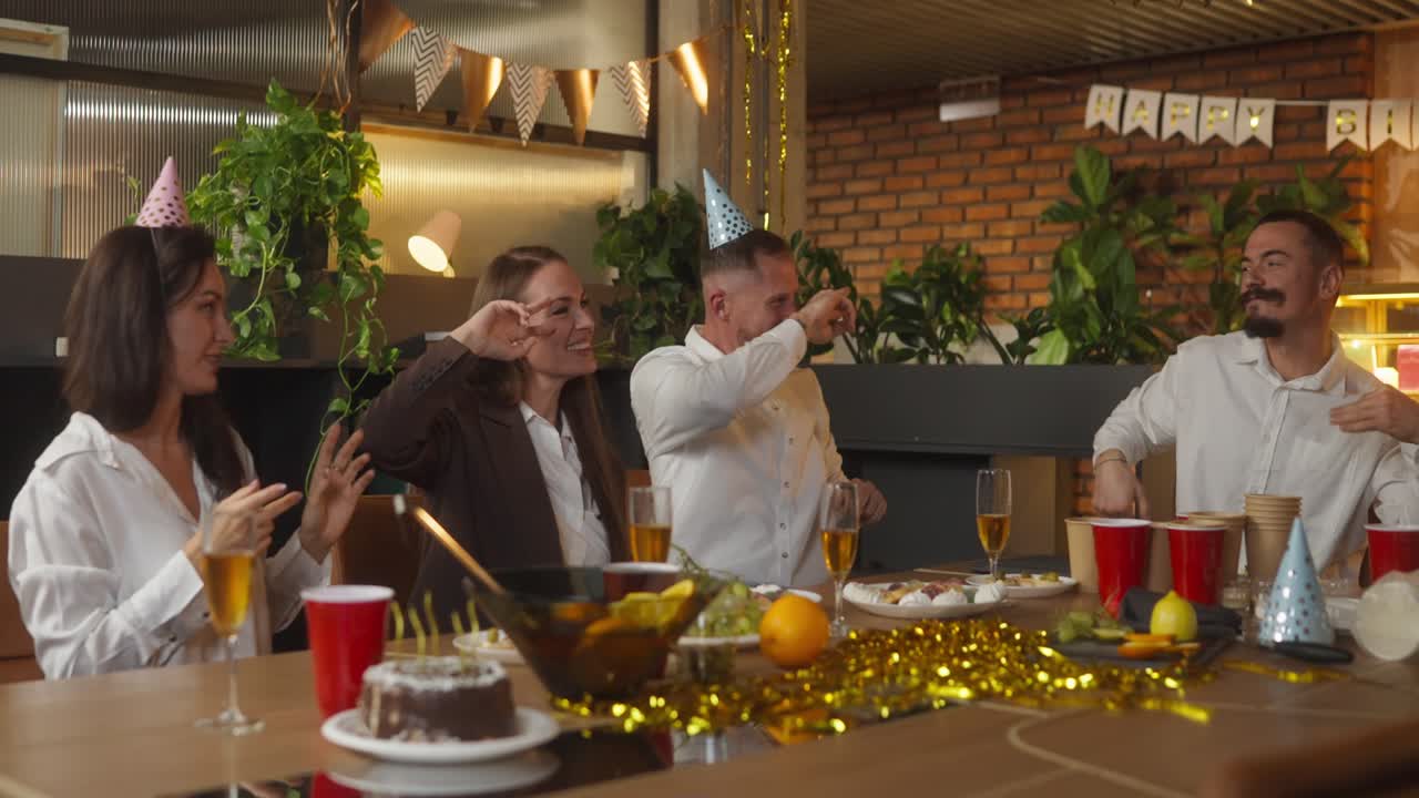 celebración de cumpleaños de la oficina