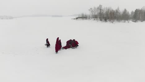niños jugando en la nieve en un lago congelado