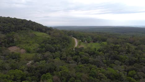 Drohnenaufnahme-Argentinien-Santa-Ana-Straße-Im-Wald-Mit-Mittagnachmittag-Mit-Blauem-Himmel-Und-Bewölkter-Landschaft-Rund-Um-Santa-Ana