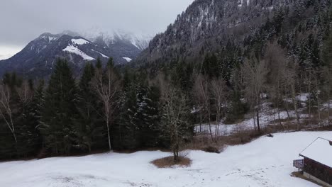 Luftaufnahme-Einer-Kleinen-Hütte-In-Den-Bergen-Im-Winter-In-4K