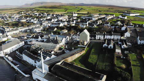 Luftaufnahme-Der-Bowmore-Kirche-Der-Whiskybrennerei-Im-Hintergrund