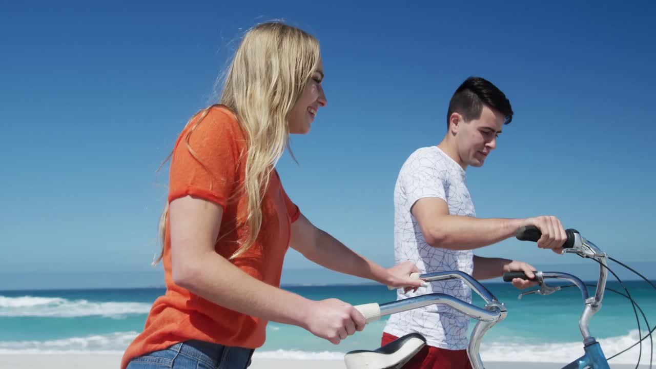 사랑 에 빠진 부부 가 함께 해변 에서 자유로운 시간 을 즐기고 있다