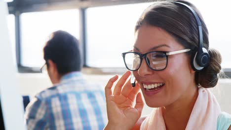 ejecutivo de negocios hablando en un auricular