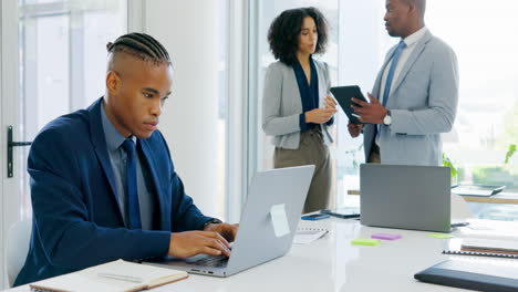 empresario y hombre negro con una computadora portátil
